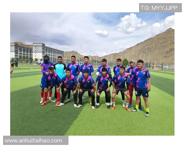 无负担的阳光帅哥足球明星展现真实自我与激情魅力